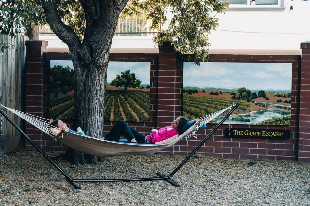 Grape Escape Inn & Suites Lodi Eksteriør bilde